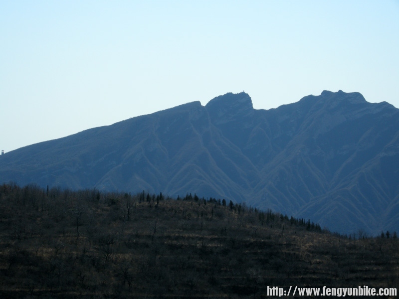远眺千灵山顶峰.jpg