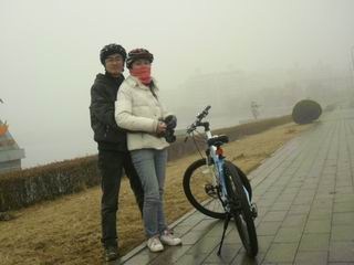 “水库“边合照