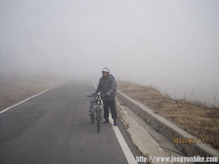 雾太大了，对面来车都看不到