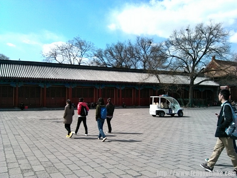 边上的那些令人厌烦的店都关了