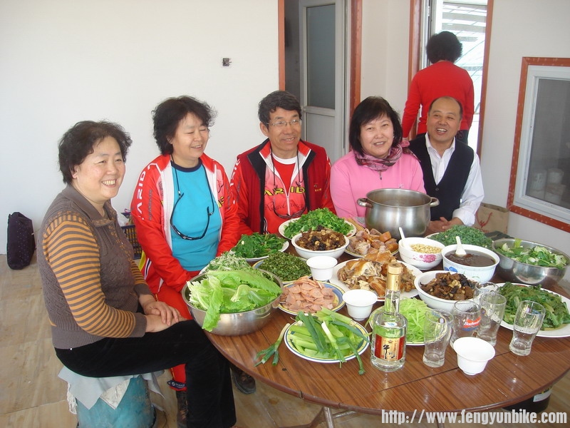 桌上的蔬菜全部摘自自家大棚