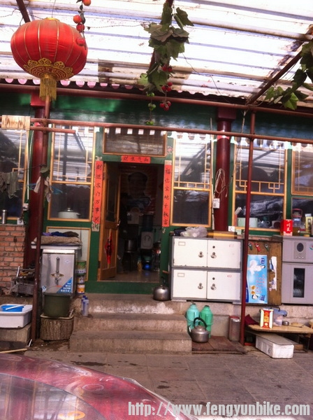 放坡中途，又冷又饿，解决生理需求先。