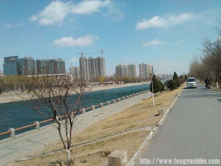 终于上到铺装路面了