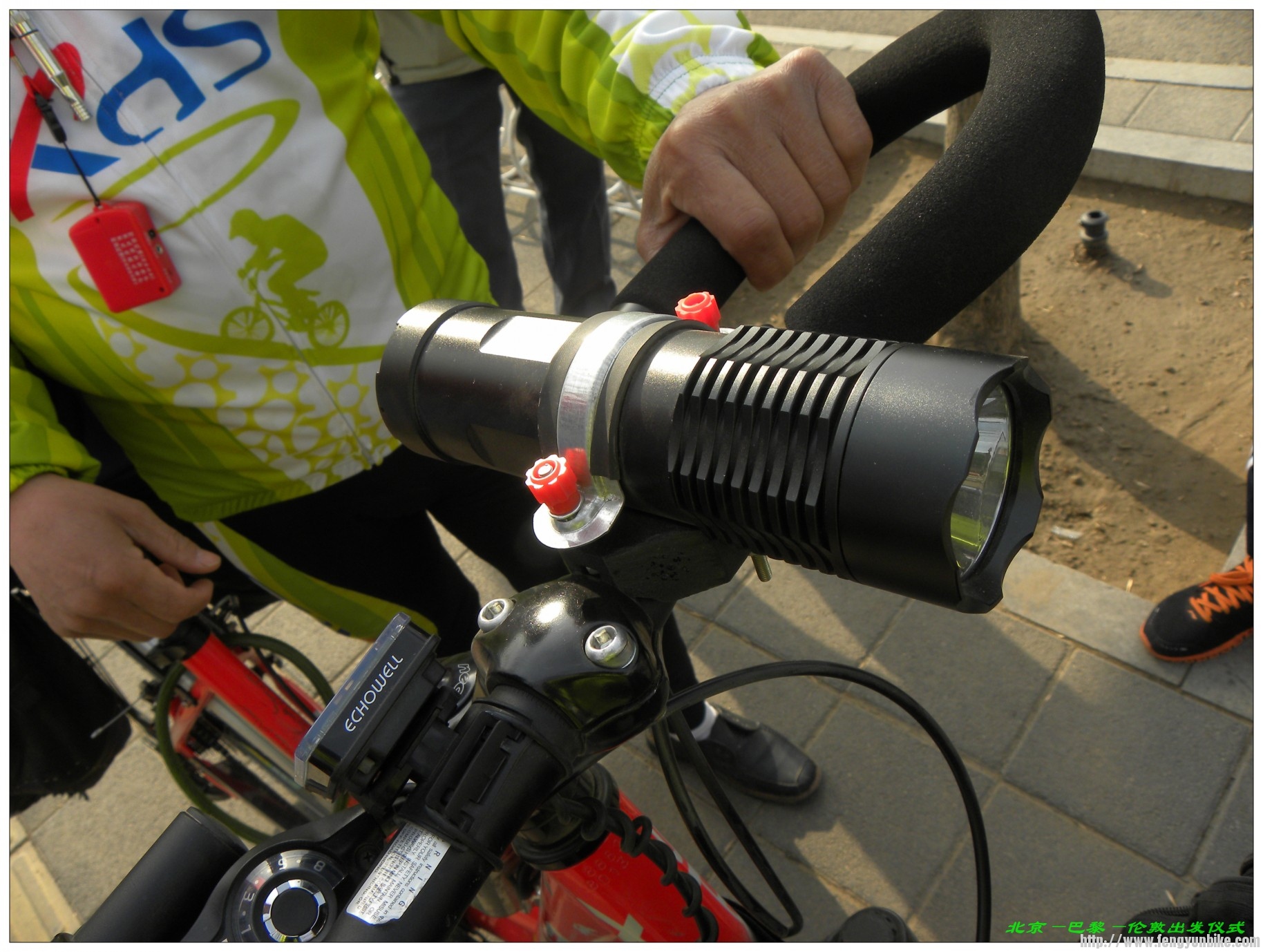 这手电好像很牛