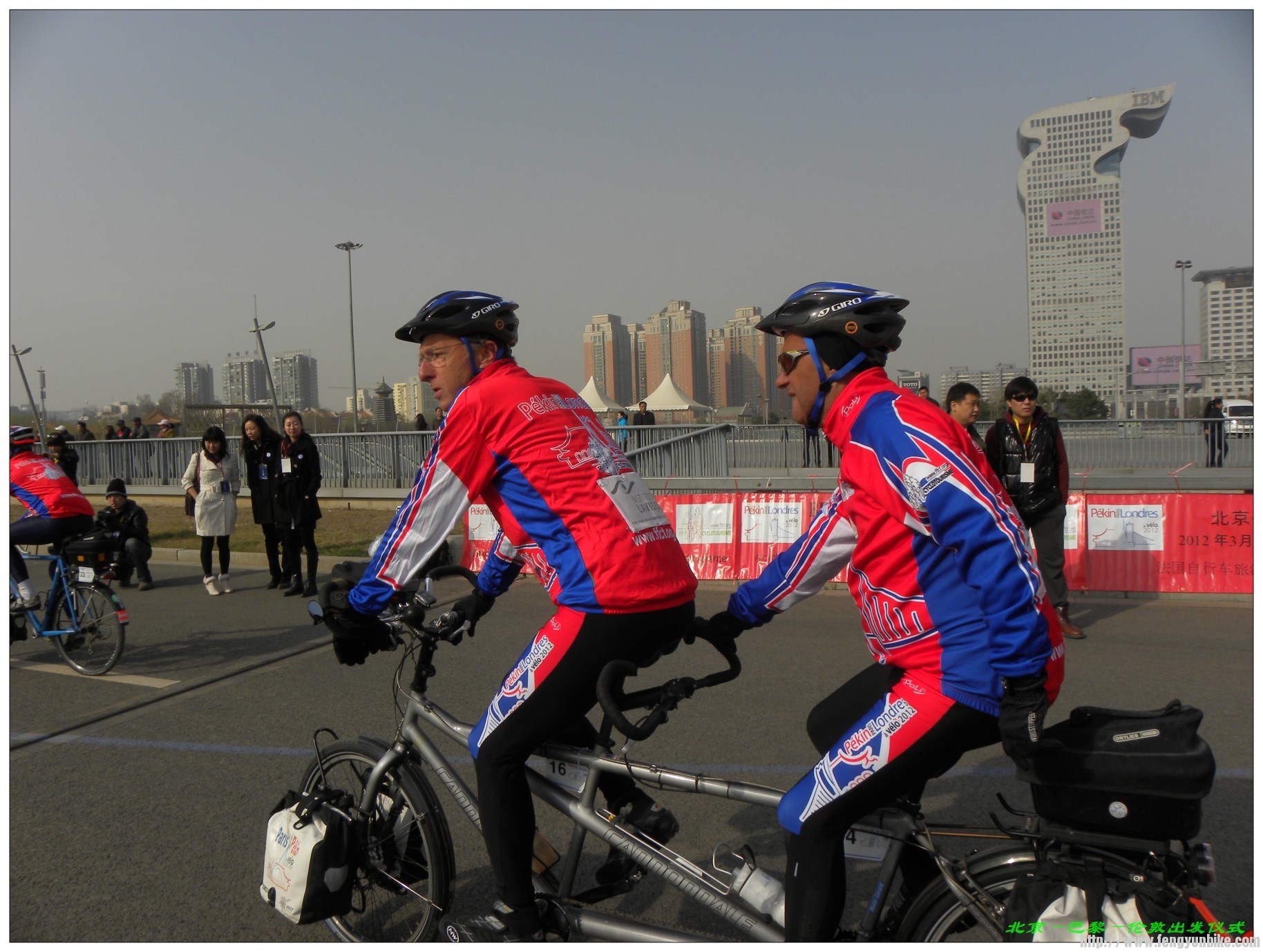 这个双人骑，后面那位是位盲人