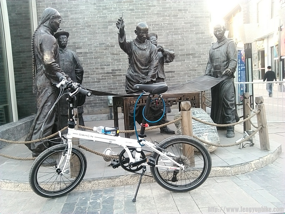 台湾街门口的铜像