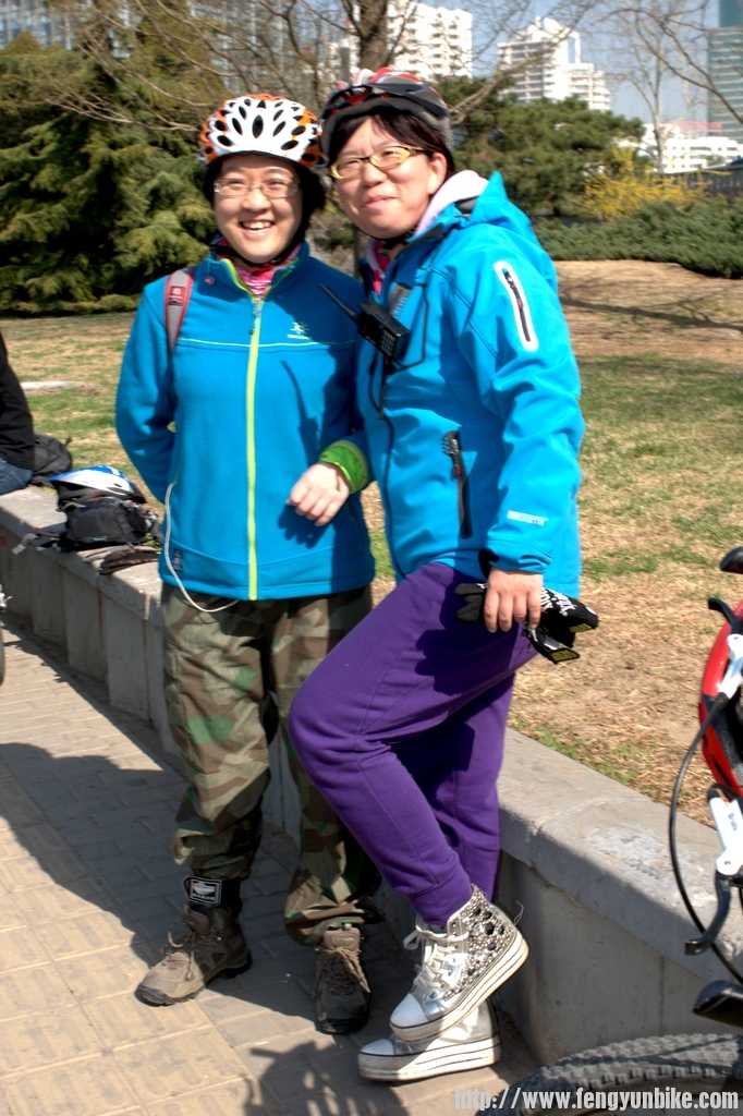 左 侯子静静 右 北京小妞