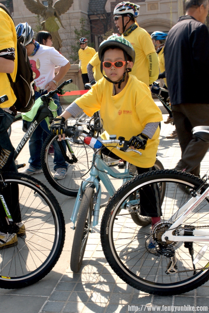 跟随风云车队骑行的小骑手