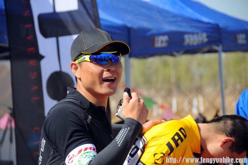 铁三冠军 党旗在讲话