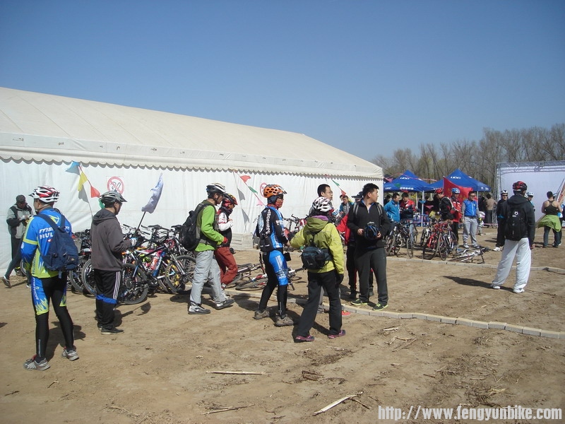 进入活动现场。