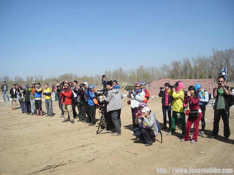 发烧友一同拍照。