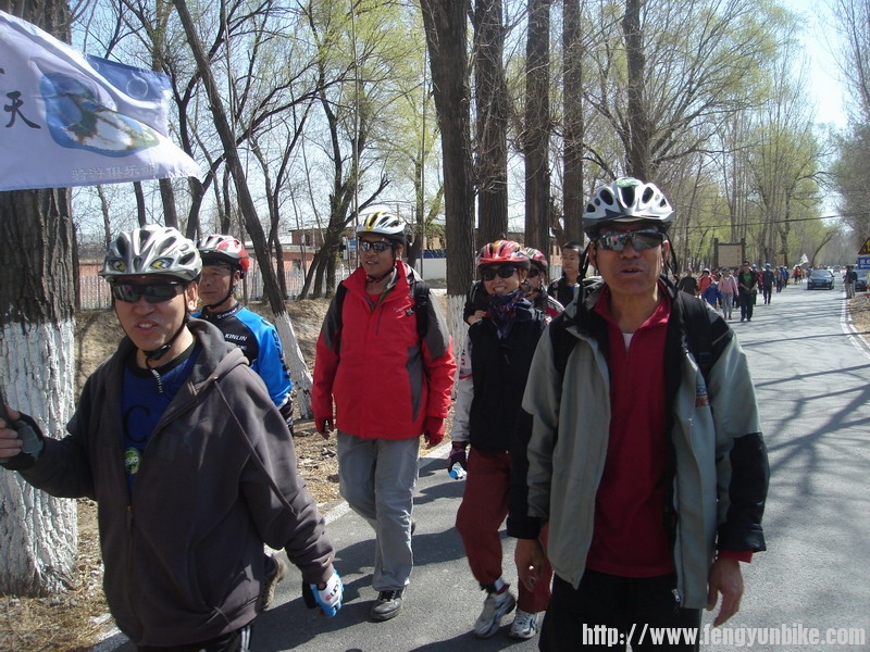 海天队旗帜和”低碳行“队长。