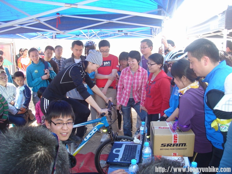 车友争先恐后搞赛骑。