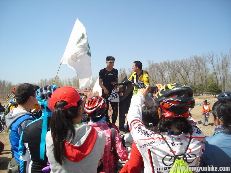 抽奖活动中的热闹场面。