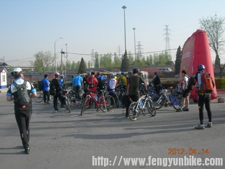 这么多的车友，还陆续的来呢。这么大的阵势俺第一次见。