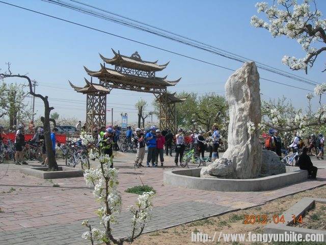 就骑到了这，然后大家就自由活动。俺就在那大石头的后边和几个年龄稍大的车友聊天。 ... ...