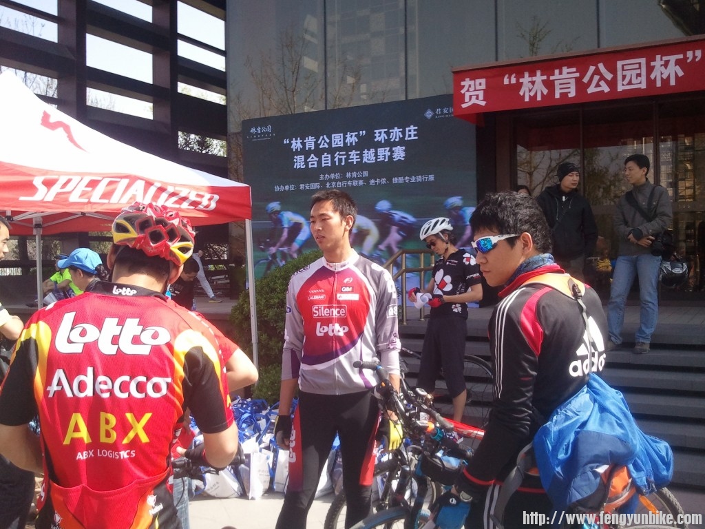 刚到签到处，风尘仆仆