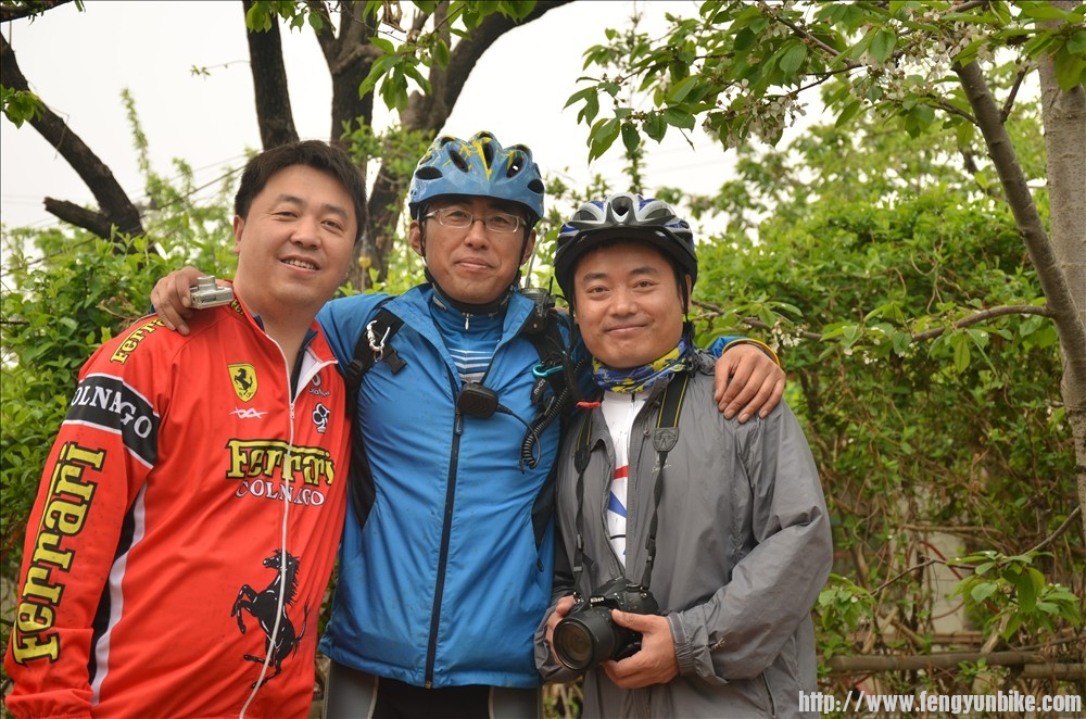 与天下独行合影