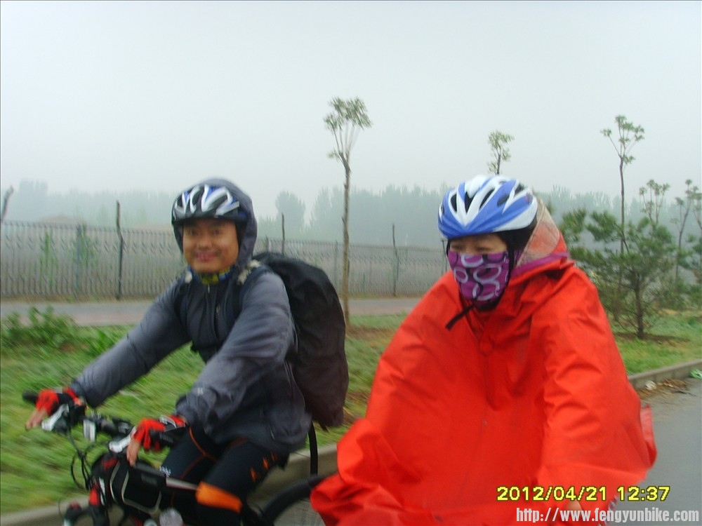 红色的雨披是满队的----感谢满队