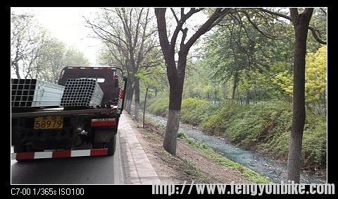 路上断断续续的在堵车，我骑着我的小车那个美，我先走了，前面等你们，使劲追我啊。。 ...