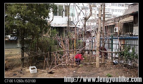 回到家把车停门口，给我妈打了一个电话，她就拿着家伙出来忙上了