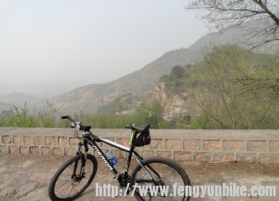 以为还有好一段才到黑山崖，就先停下给爱车留个影，那想过一个弯道就是垭口了，先到的人正猫在那等我们呢 ...