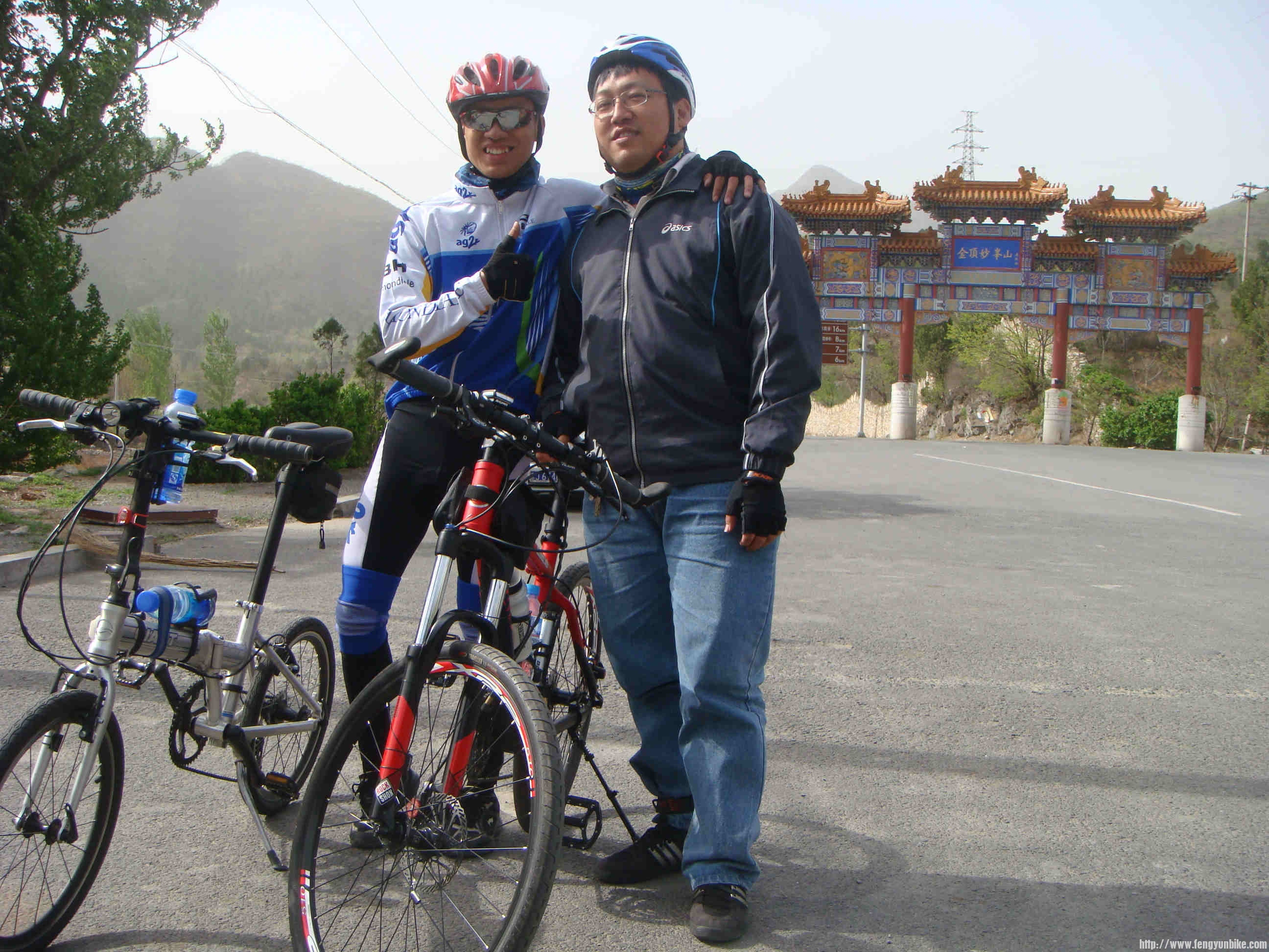 牌楼和新石头合影