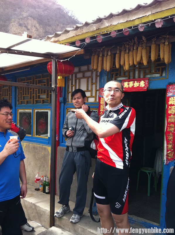 吃个猪蹄不容易啊，大家都有点累