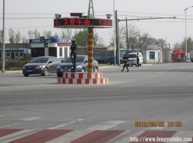 4.42女交警.jpg