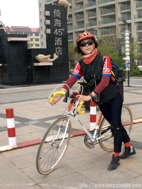 悠悠马姐也与车合影