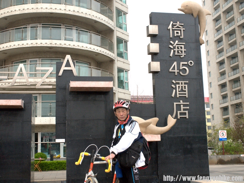 与天下独行的宝贝车合影