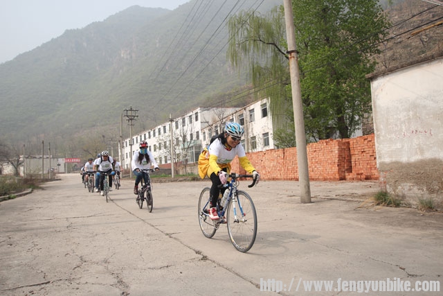 5.骑行在山间的村落里.jpg