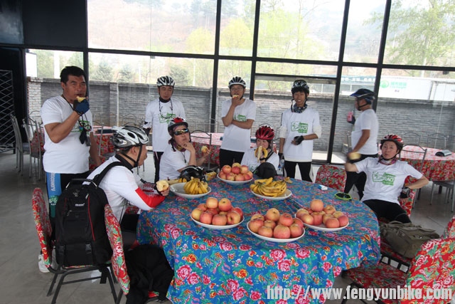17.骑行后的补给水果.jpg