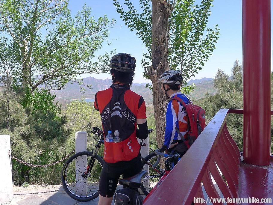 遙望大坝邊的飯店。我們在考慮究竟要不要放坡下去。因為原路回來的話，必須反爬10KM+的坡。。。 ...