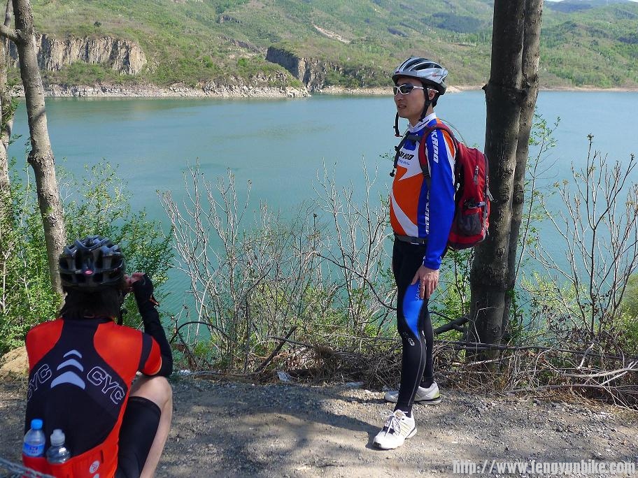 飯後在水邊小憩，享受著難得的愜意！馬上就又要奮戰了！加油