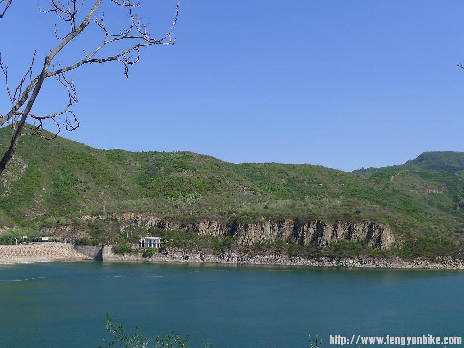 白河堡水庫 左側就是大坝。