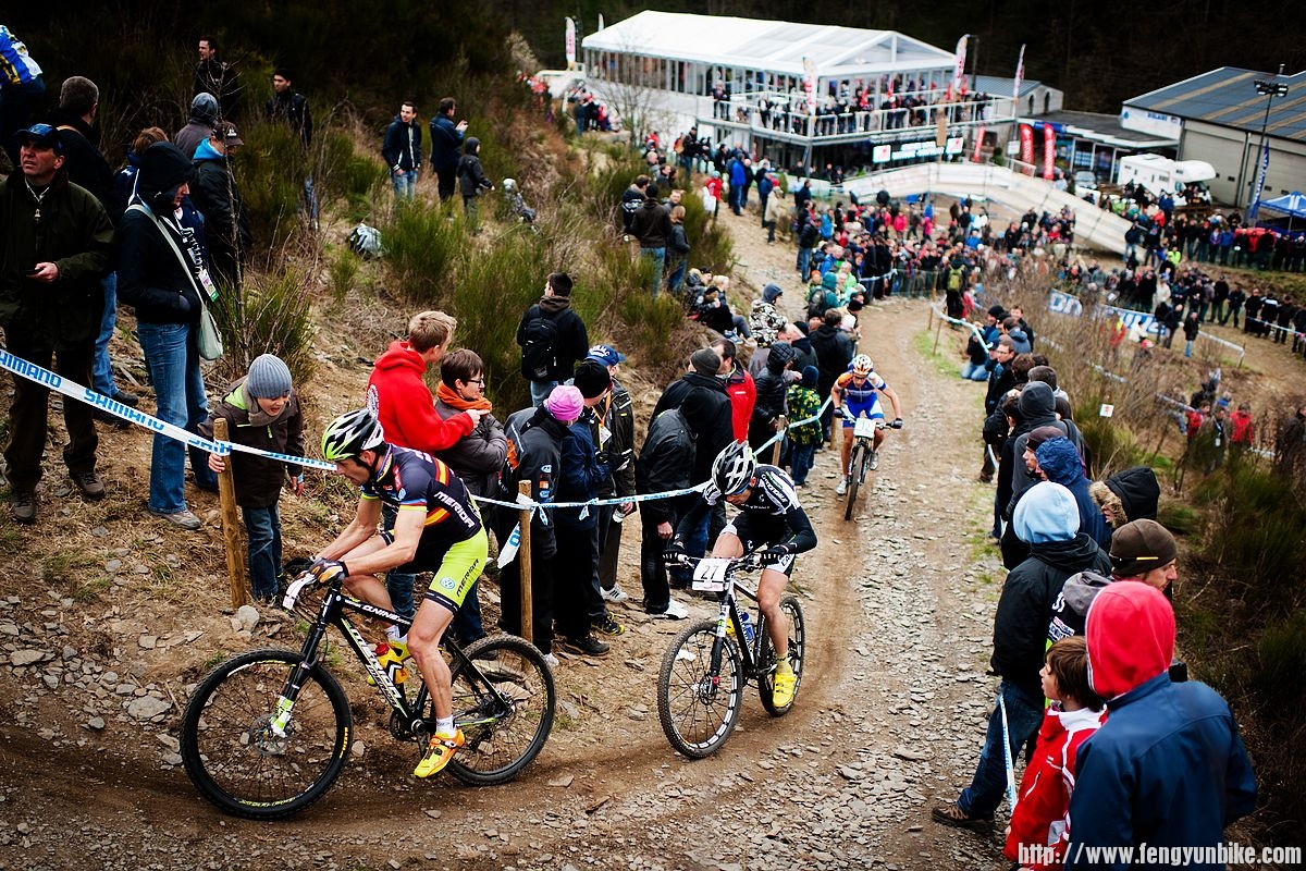 120415-bel-houffalize-xc-men-hermida-gujan-giger-uphill-spectators-by-maasewerd.jpg