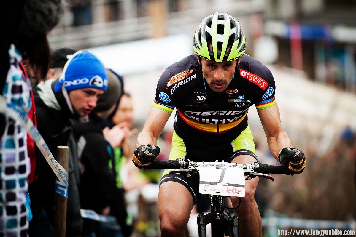 120415-bel-houffalize-xc-men-hermida-uphill-spectators-close-by-maasewerd.jpg