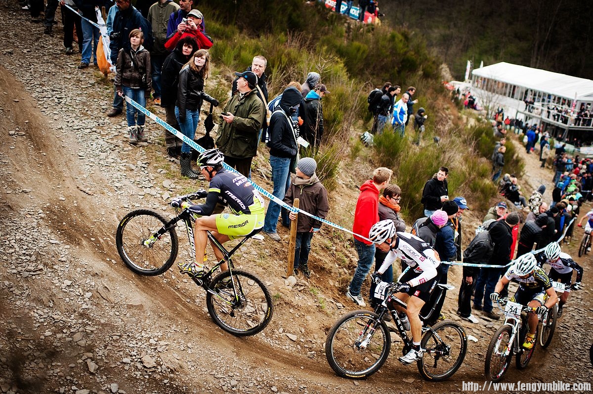 120415-bel-houffalize-xc-men-kaess-litscher-chasers-corner-spectators-by-maasewerd.jpg