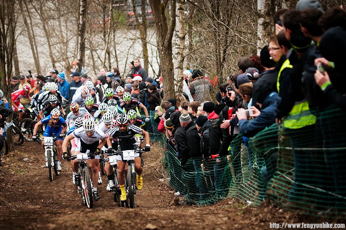 120415-bel-houffalize-xc-men-start-frontal-uphill-specators-by-kuestenbrueck.jpg