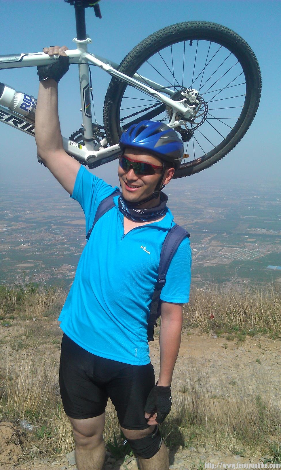 单臂举车45度照