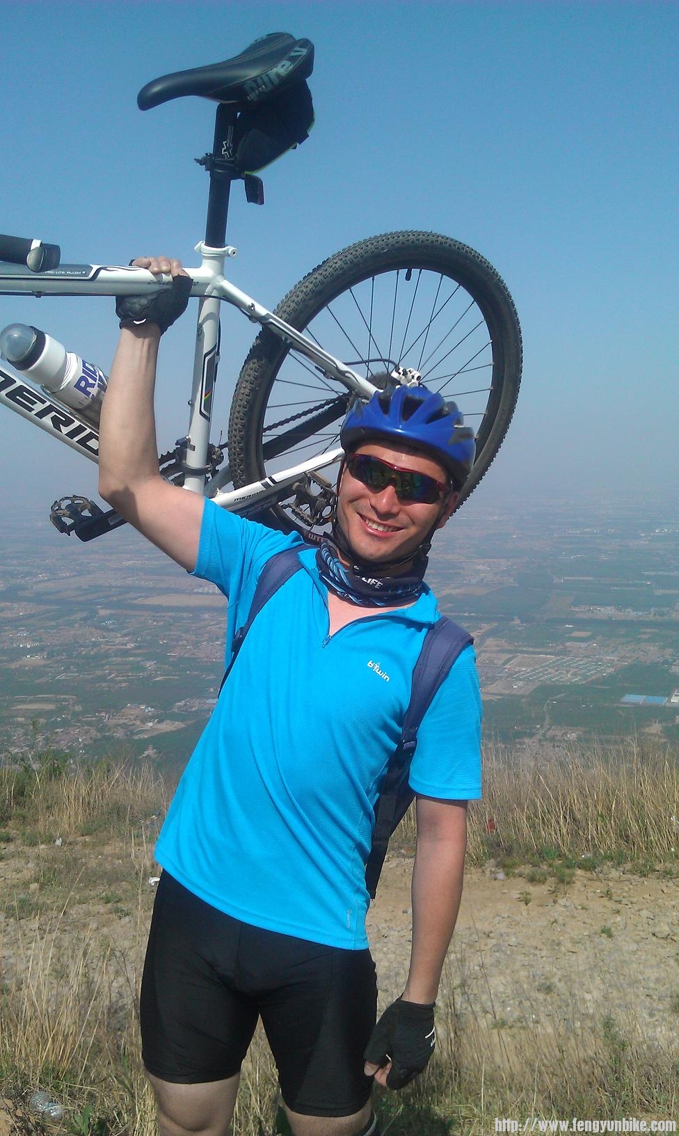 单臂举车正面照