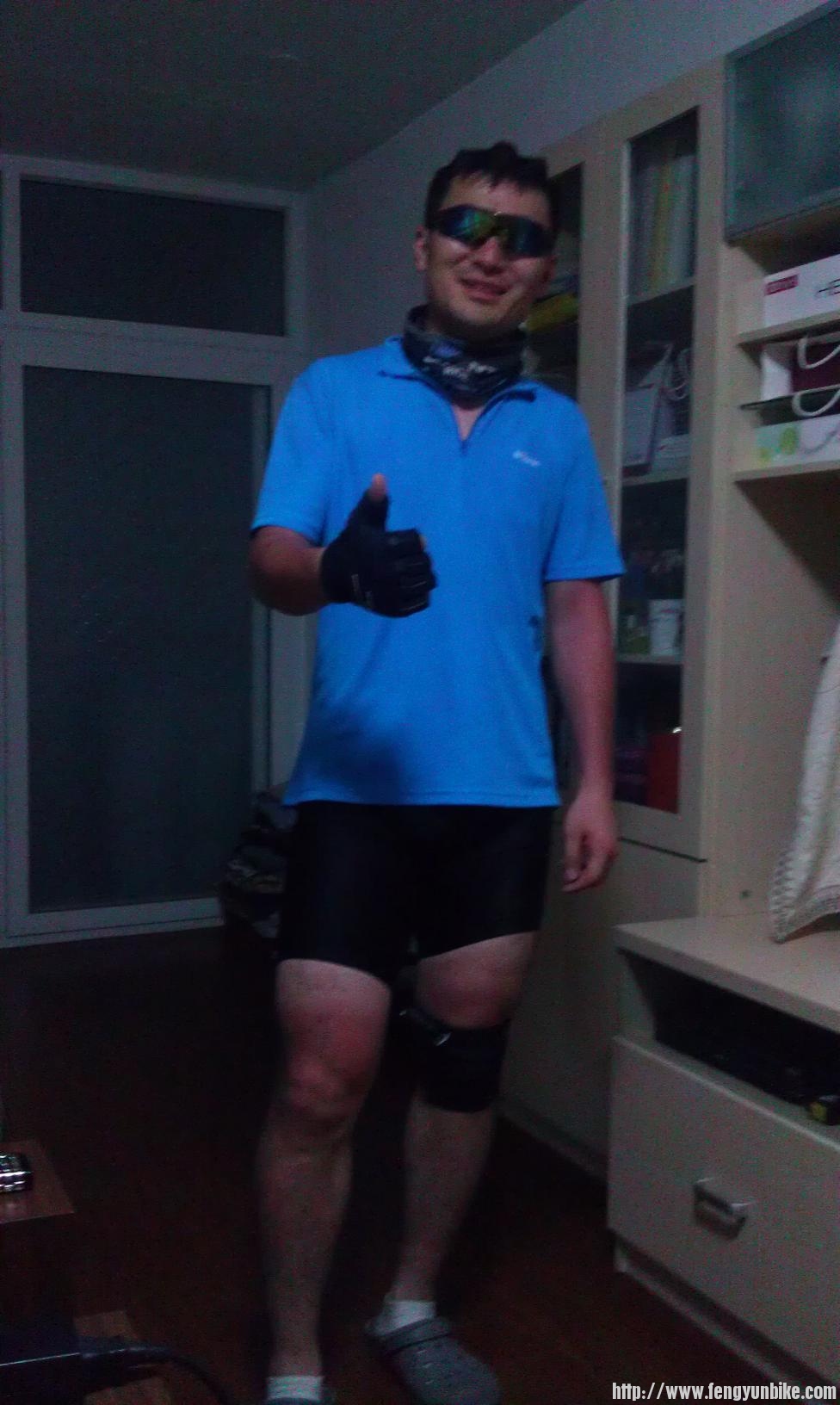 裤腿那里分界明显，发型独特～