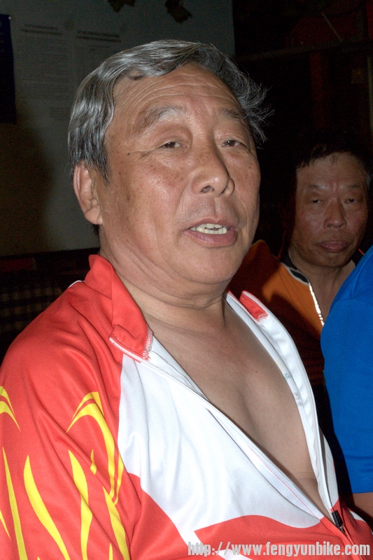 老马72岁坚持骑行