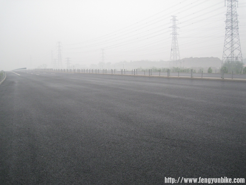 在没修完的高速上骑了会儿...爽~~~