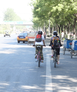 遇到两个去十三陵水库的美女骑友 上去搭讪 未果 遗憾啊