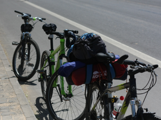 路上休息 遇到去张家口的骑友 一起休息