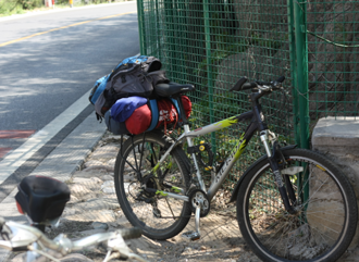 从南口 到八达岭有大概20km的山路，很难爬，每隔一小段 就停下来休息