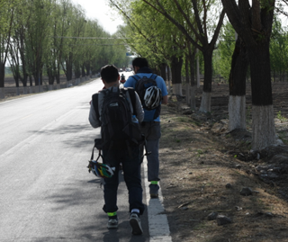 到达延庆 康庄 车子给朋友们骑 我们开始步行