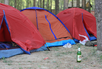 夜晚在一个农家乐院子里搭帐篷 睡了一宿